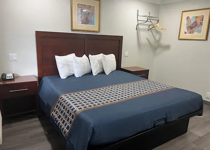 Golden Eagle Motel