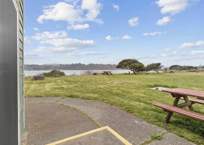 Waldport Bayfront Hotel & Restaurant