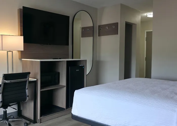 Baymont By Wyndham Louisville Southwest