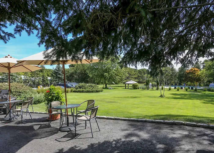 Hamlet Inn - Passes To Coopers Beach