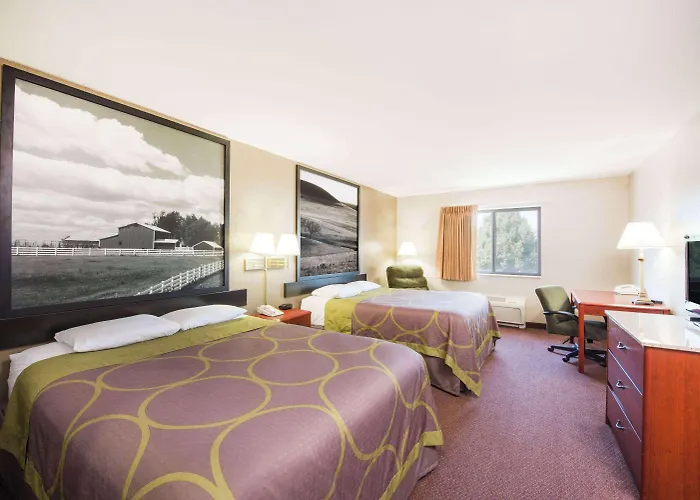 Super 8 By Wyndham Iola Ks