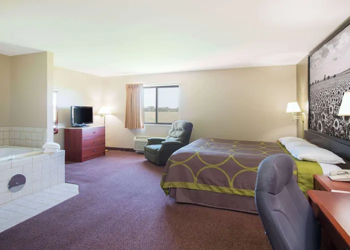 Super 8 By Wyndham Iola Ks