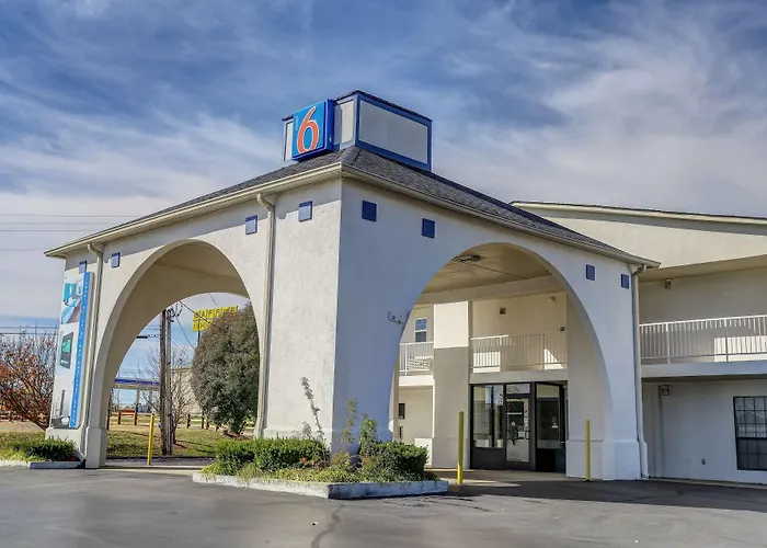 Motel 6-Dickson, Tn