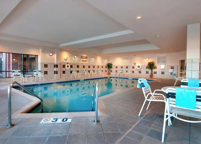 Courtyard By Marriott Madison East