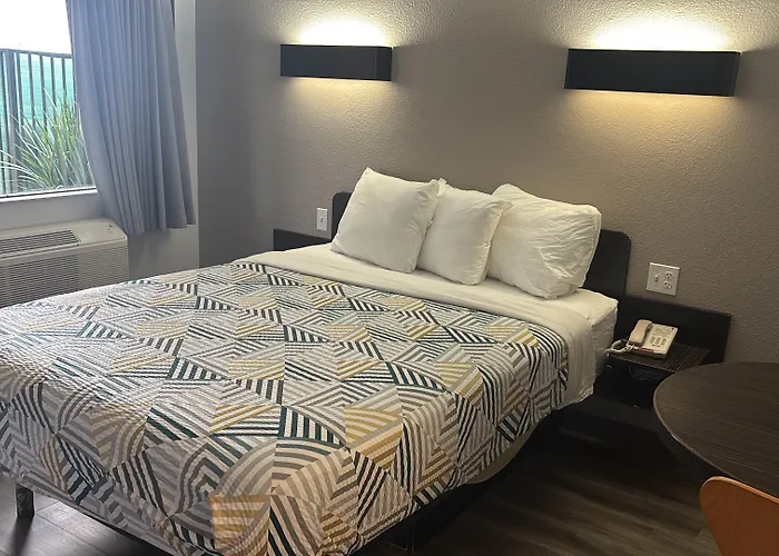 Hotel B5 -Watsonville
