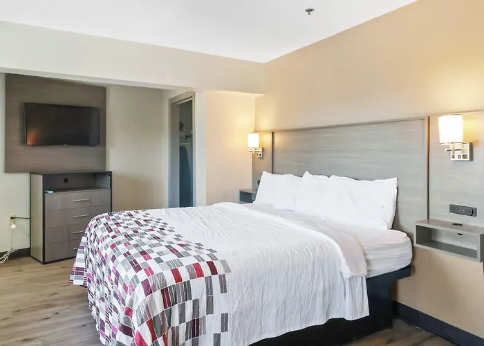 Red Roof Inn & Suites Fayetteville-Fort Bragg