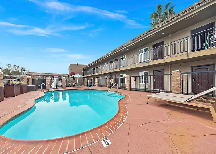 Econo Lodge Inn & Suites Escondido Downtown