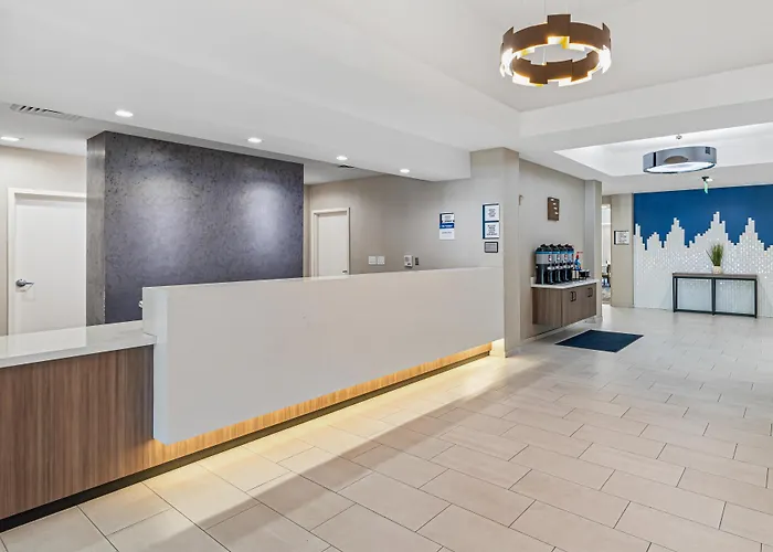 Best Western Valencia/Six Flags Inn & Suites
