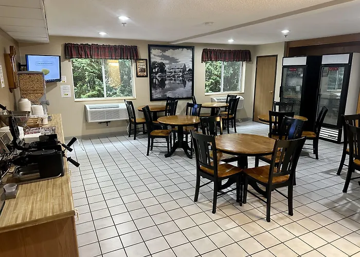 Super 8 By Wyndham West Branch