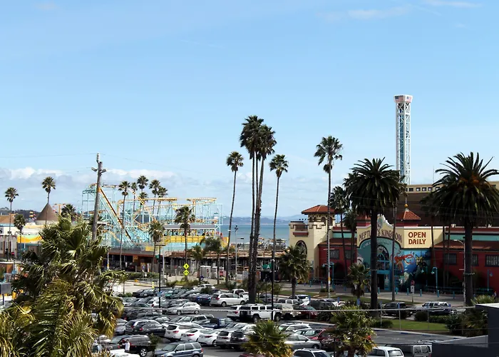 Fireside Inn By The Beach Boardwalk & Bowling