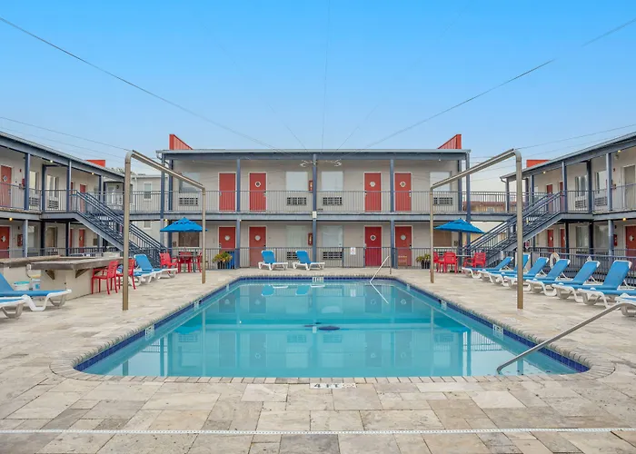 Sea And Breeze Hotel And Condo
