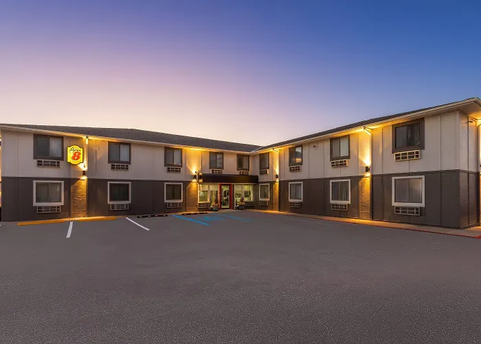 Super 8 By Wyndham Rock Port Mo