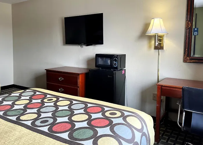 Super 8 By Wyndham Madison In