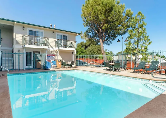 Best Western Cedar Inn & Suites