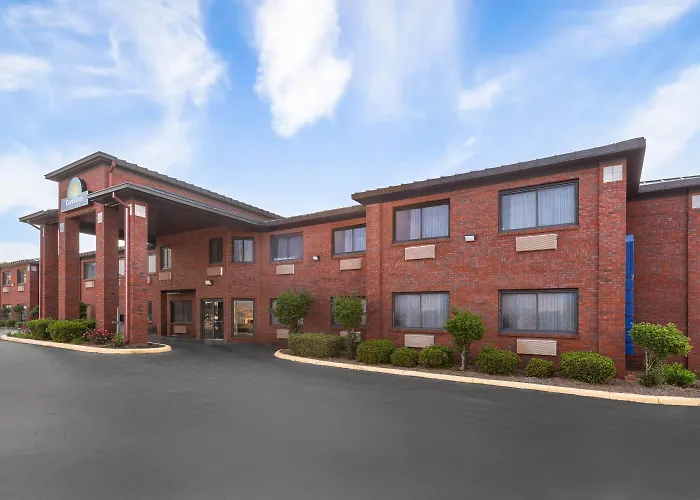 Days Inn By Wyndham Phenix City Near Fort Benning