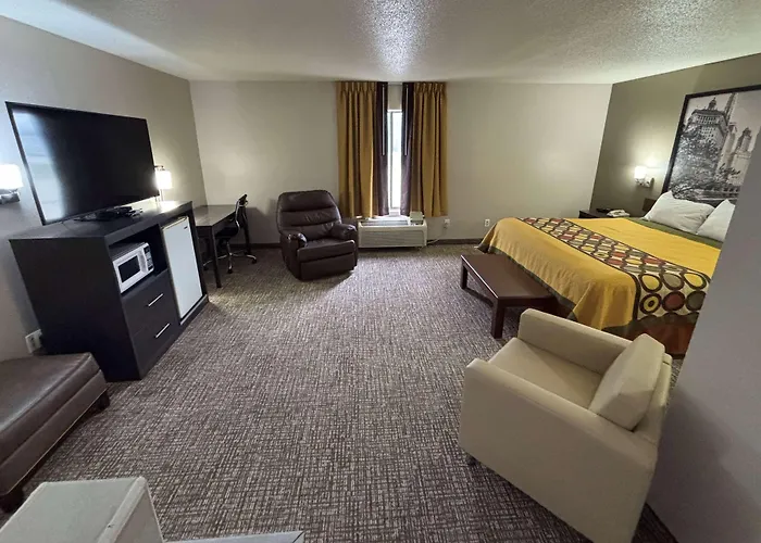 Super 8 By Wyndham Marshall