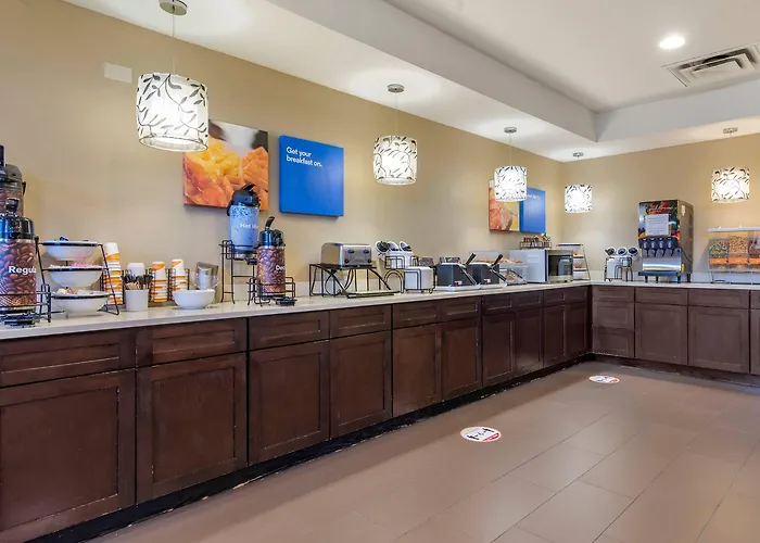 Comfort Inn & Suites Near Six Flags