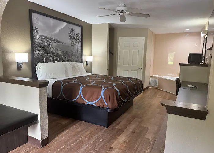 Super 8 By Wyndham Moss Point