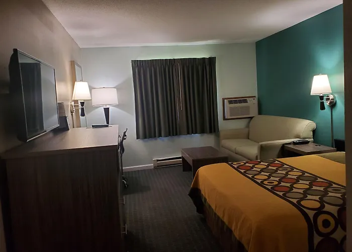 Super 8 By Wyndham Hudson