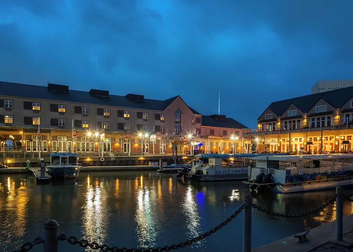 Harbor House Hotel And Marina At Pier 21