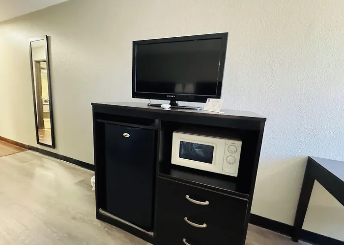 Econo Lodge Inn & Suites