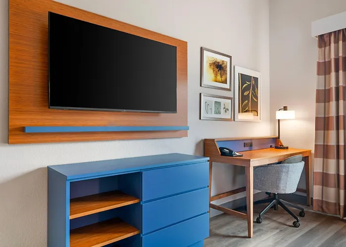 Country Inn & Suites By Radisson, West Bend, Wi