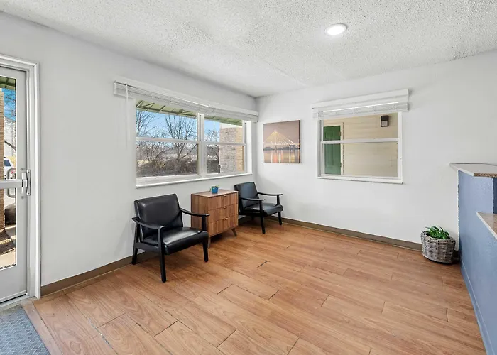 Birch Hill Suites Kansas City - Independence