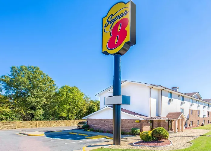 Super 8 By Wyndham Richmond/Broad Street