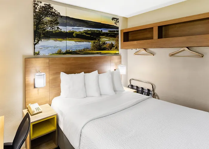 Days Inn By Wyndham Winona