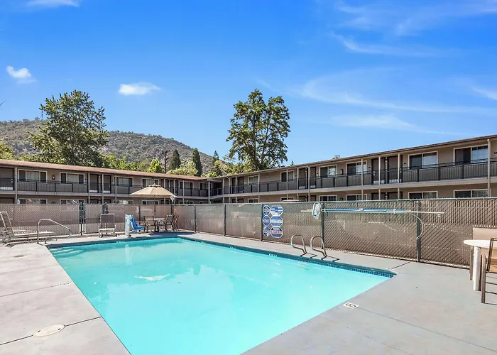 Econo Lodge Inn & Suites Yreka