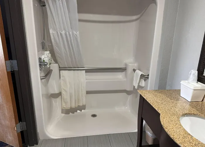 Greenlight Inn & Suites St James