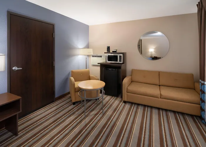 Super 8 By Wyndham Longmont/Twin Peaks