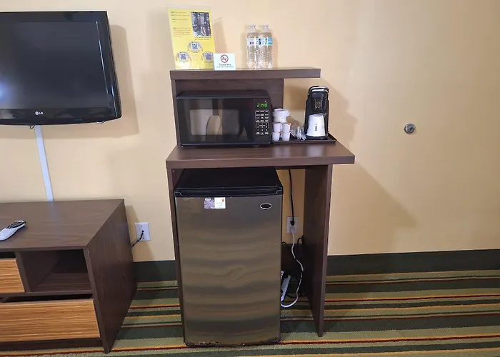 Super 8 By Wyndham Weslaco