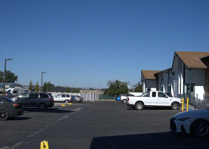Nampa Inn & Suites