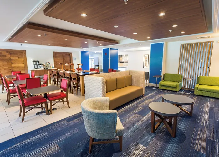 Holiday Inn Express & Suites Wilmington-University Center By Ihg