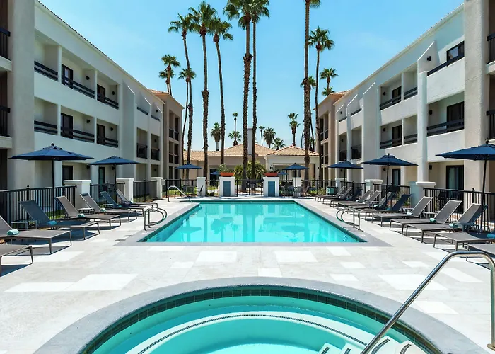 Courtyard By Marriott Palm Springs