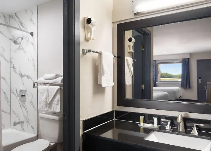 Days Inn & Suites By Wyndham Byram