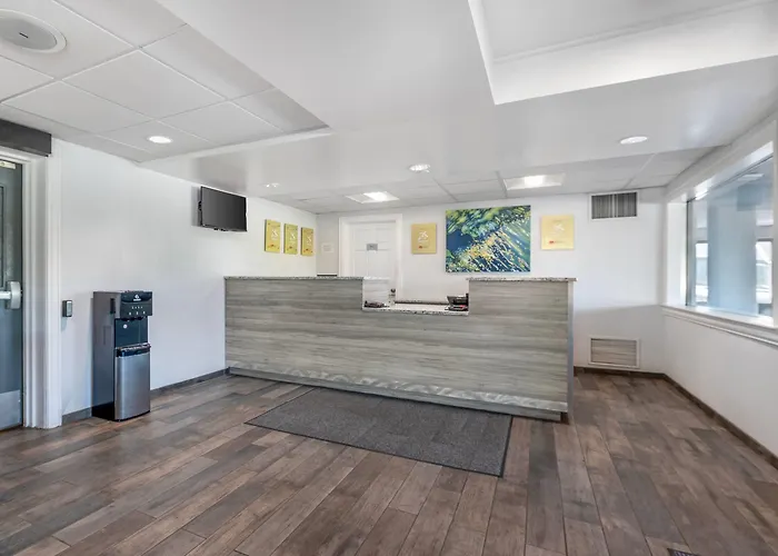 Econo Lodge Hicksville - Long Island