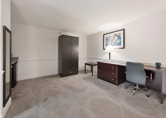 The Blu Hotel Blue Ash Cincinnati, An Ascend Collection Hotel