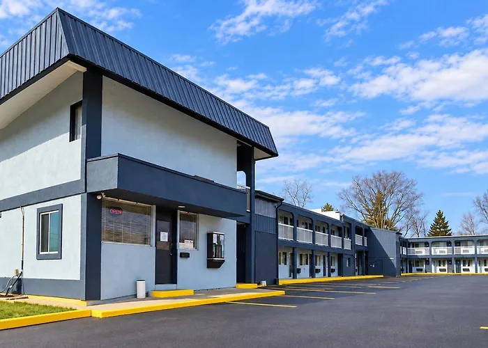 Richmond Inn & Suites Near Dayton I-70