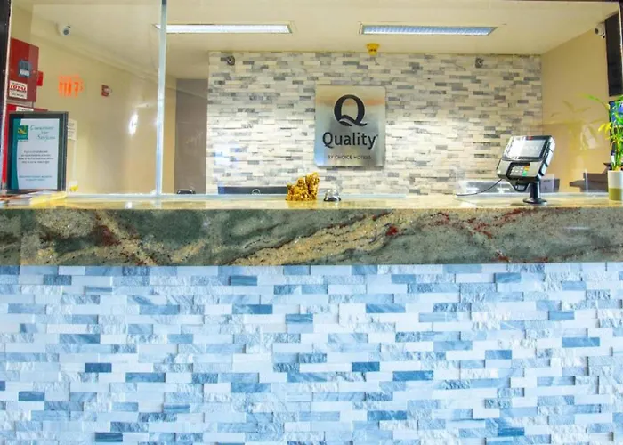 Quality Inn & Suites Woodstock Near Lake Geneva