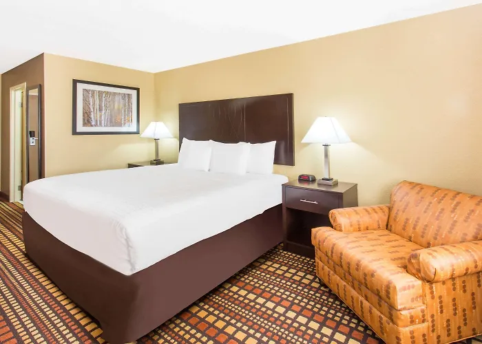 Days Inn & Suites By Wyndham Davenport East