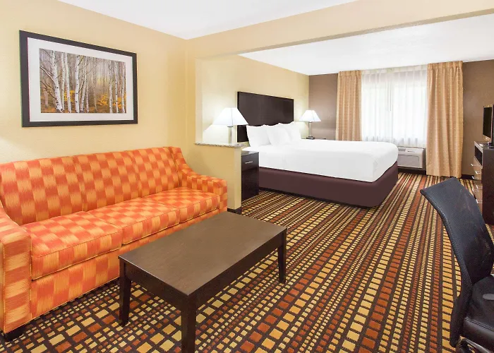 Days Inn & Suites By Wyndham Davenport East