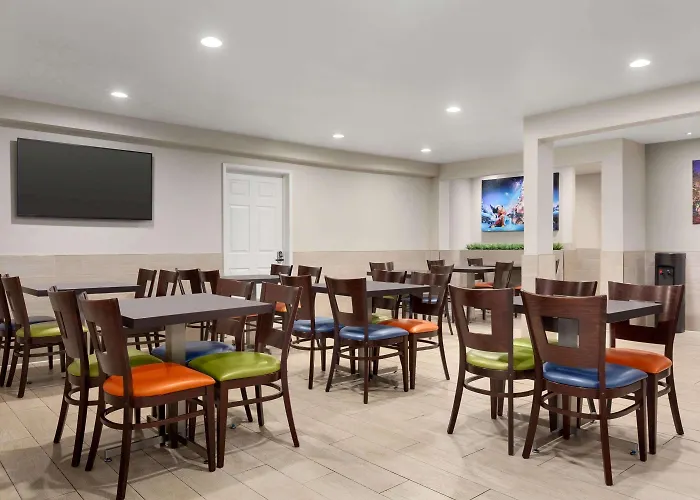 Days Inn & Suites By Wyndham Anaheim At Disneyland Park