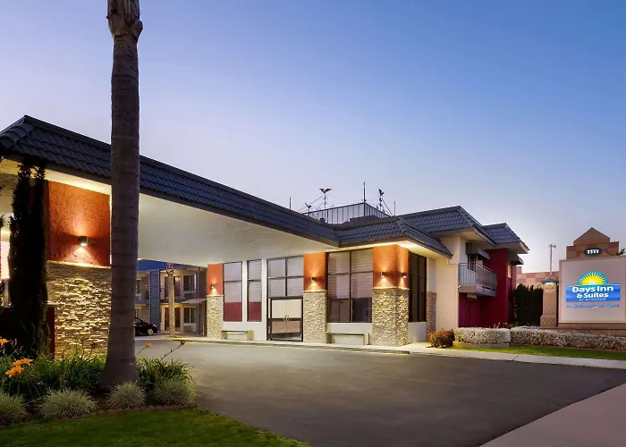 Days Inn & Suites By Wyndham Anaheim At Disneyland Park