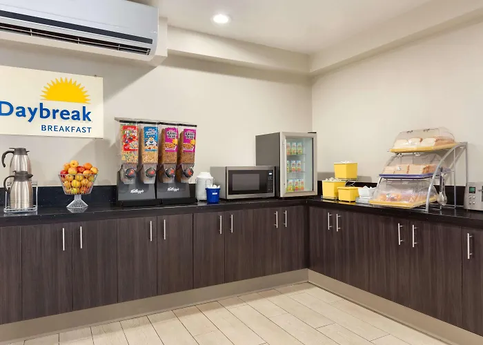 Days Inn & Suites By Wyndham Anaheim At Disneyland Park