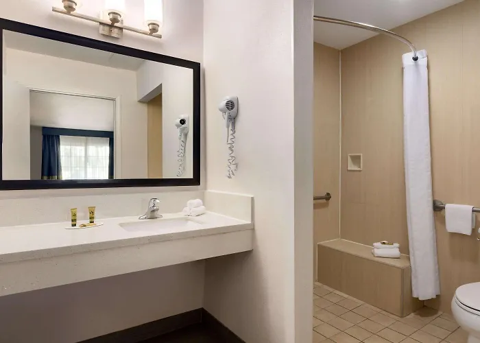 Days Inn & Suites By Wyndham Anaheim At Disneyland Park