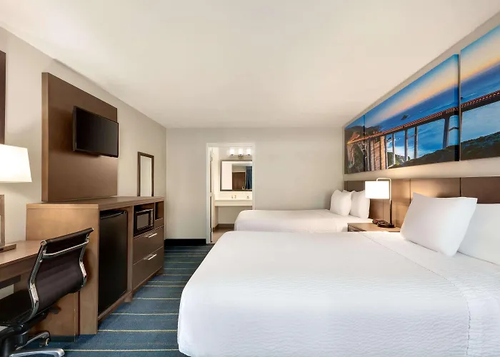 Days Inn & Suites By Wyndham Anaheim At Disneyland Park