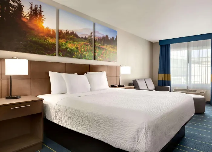 Days Inn & Suites By Wyndham Anaheim At Disneyland Park