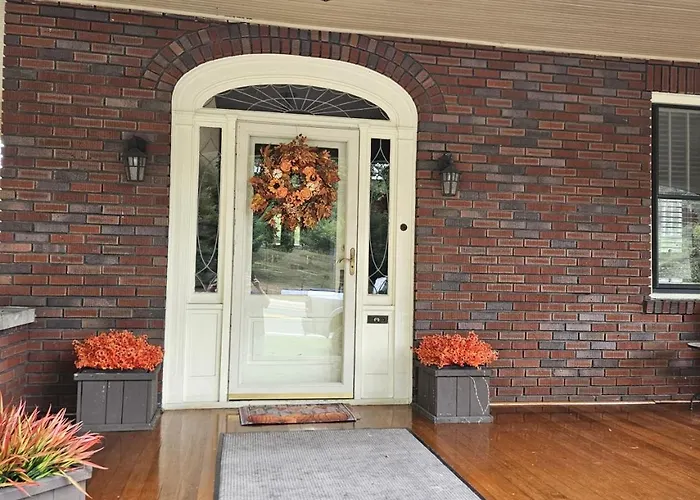 Aunt Beas Bungalow - Pets - Hot Tub - Screen Porch - Wifi - Fenced Yard - King Bed - Town